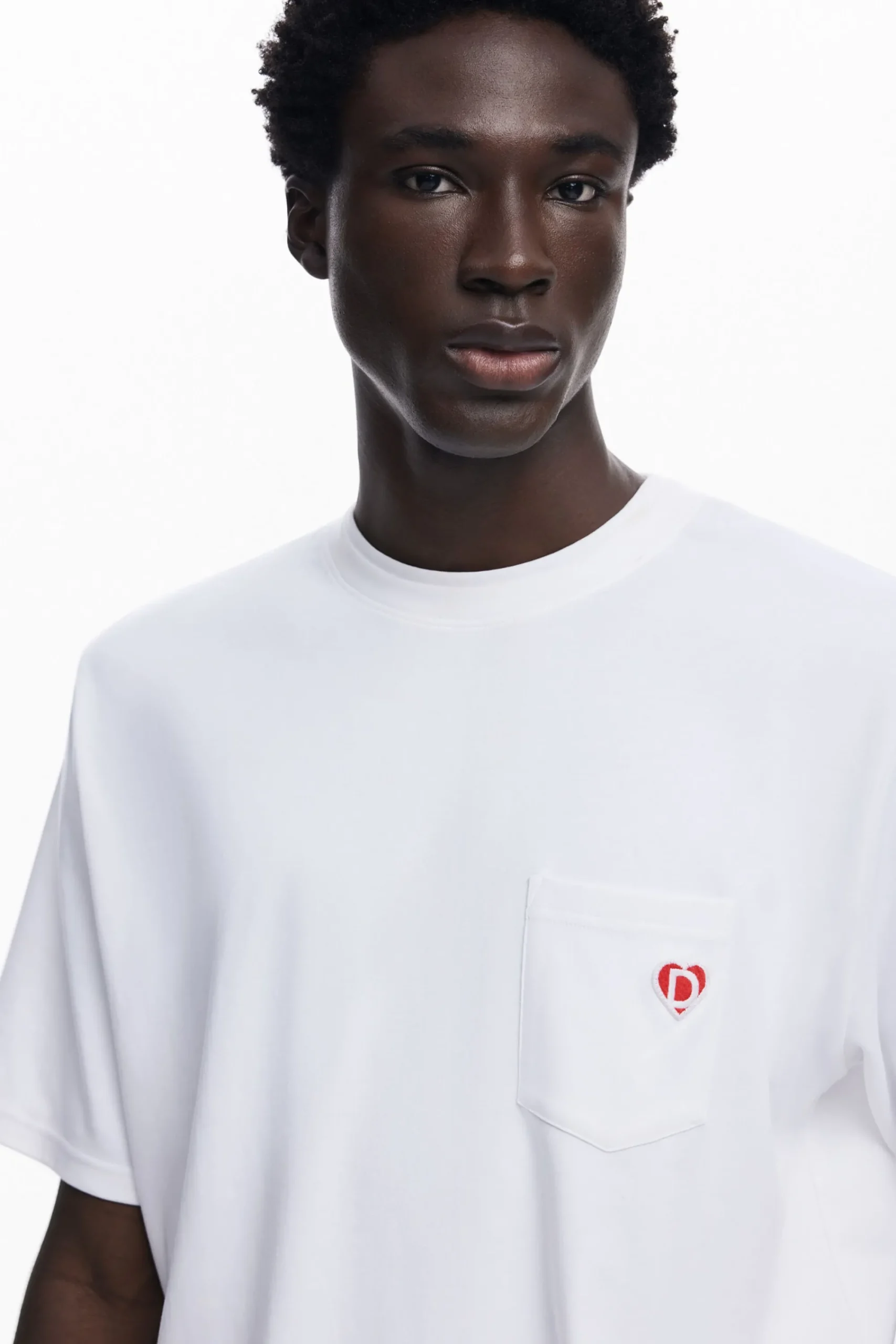 T-shirts<Desigual Camiseta com logo e bolso